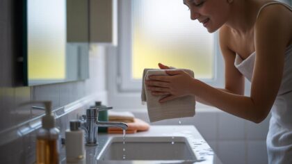 Deze gewoonte na het handen wassen voorkomt vlekken die niemand begrijpt