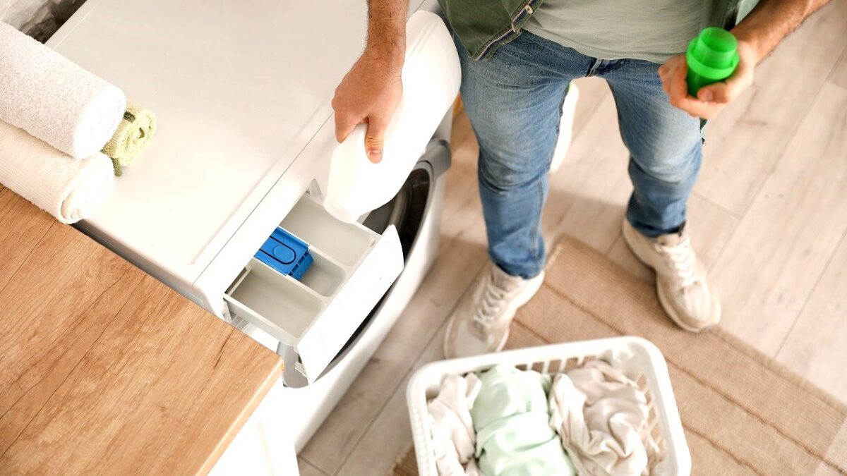 hotel-waag-makkum-badkamer-waarom-uw-wasmachine-hier-niets-te-zoeken-heeft-en-wat-u-echt-riskeert