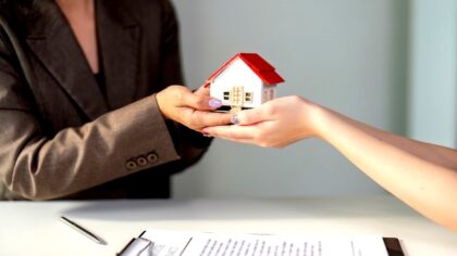 hotel-waag-makkum-dankzij-chatgpt-verkoopt-ze-haar-huis-voor-8-500-euro-meer-dan-de-oorspronkelijke-