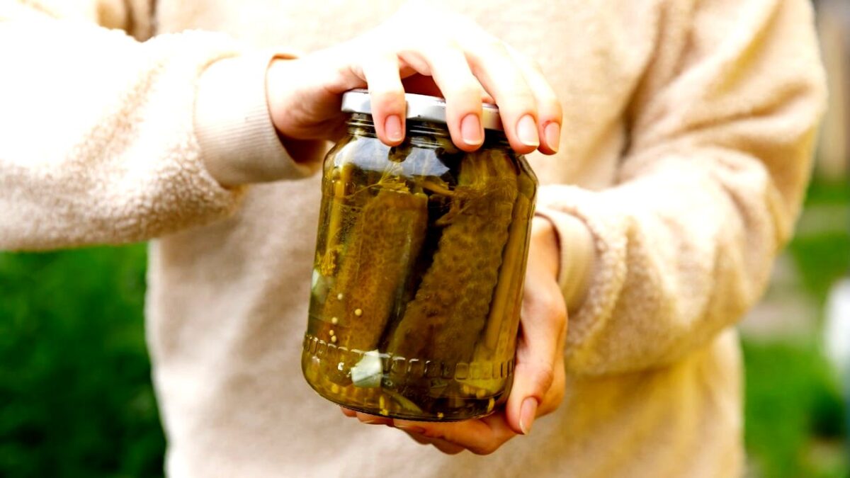 hotel-waag-makkum-de-eenvoudige-en-snelle-truc-om-hardnekkige-etiketten-van-potten-en-servies-te-ver