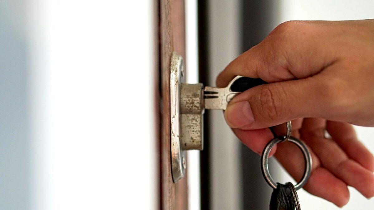 hotel-waag-makkum-ik-ben-slotenmaker-en-dit-is-mijn-eenvoudige-tip-om-de-veiligheid-van-je-voordeur-