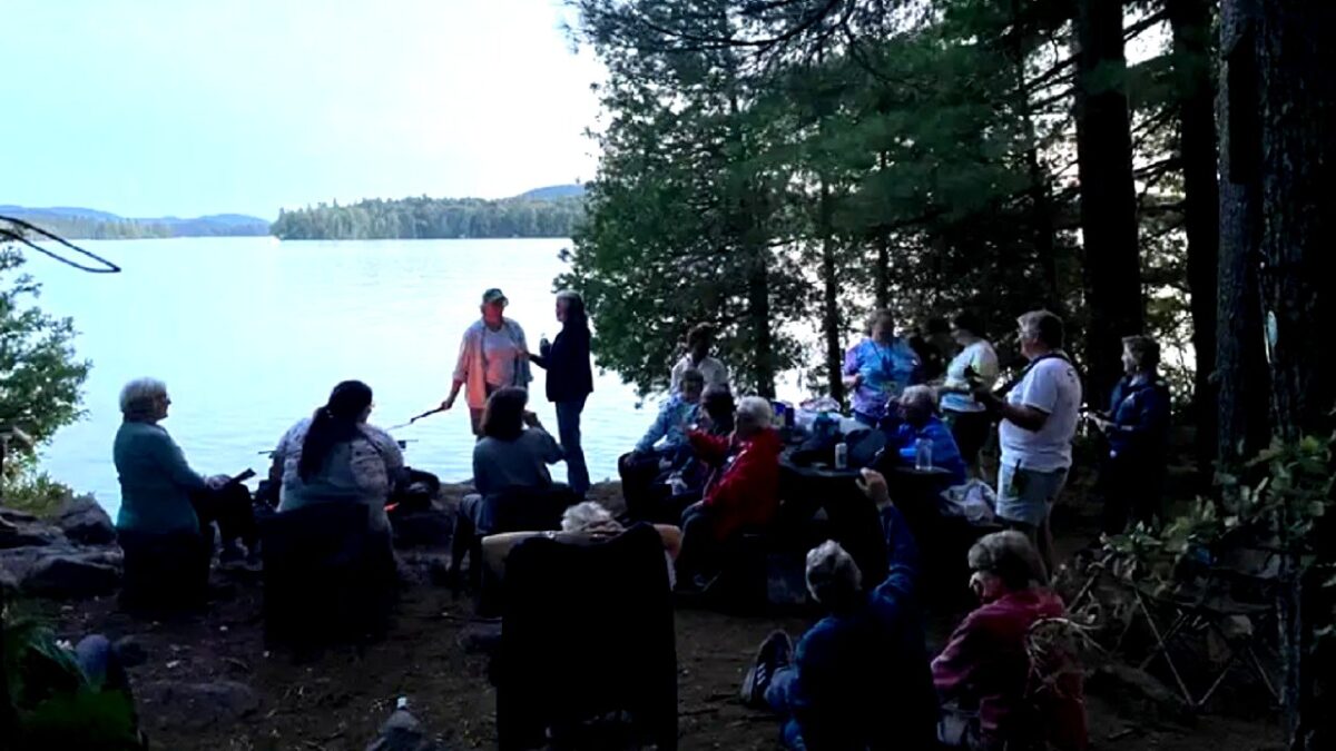 hotel-waag-makkum-ik-dacht-dat-ik-te-oud-was-voor-een-zomerkamp-op-haar-veertigste-vindt-ze-haar-ins