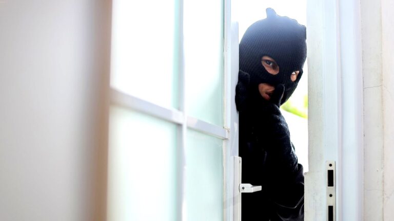 hotel-waag-makkum-kruis-ruit-steentjes-op-een-rij-dit-betekenen-die-tekens-echt-voor-inbrekers