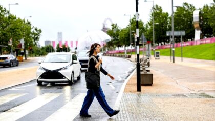 hotel-waag-makkum-mensen-die-automobilisten-bedanken-met-een-handgebaar-een-gebaar-dat-veel-over-je-