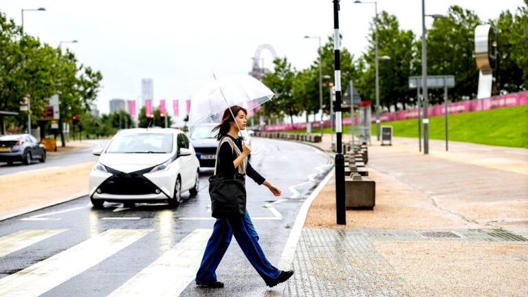hotel-waag-makkum-mensen-die-automobilisten-bedanken-met-een-handgebaar-een-gebaar-dat-veel-over-je-