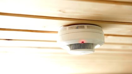 hotel-waag-makkum-na-de-rookmelder-komt-het-nieuwe-toestel-dat-binnenkort-verplicht-wordt-voor-alle-