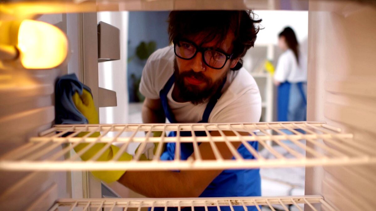 hotel-waag-makkum-niemand-denkt-eraan-dit-deel-van-de-koelkast-schoon-te-maken-terwijl-het-vol-zit-m