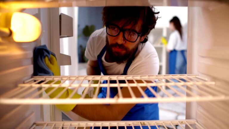 hotel-waag-makkum-niemand-denkt-eraan-dit-deel-van-de-koelkast-schoon-te-maken-terwijl-het-vol-zit-m