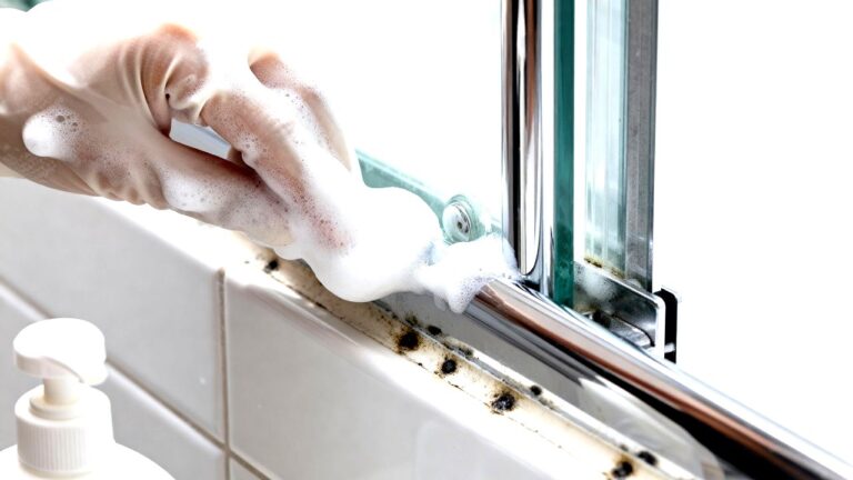 hotel-waag-makkum-stop-met-de-muffe-geur-in-de-badkamer-een-kaars-lost-het-probleem-op