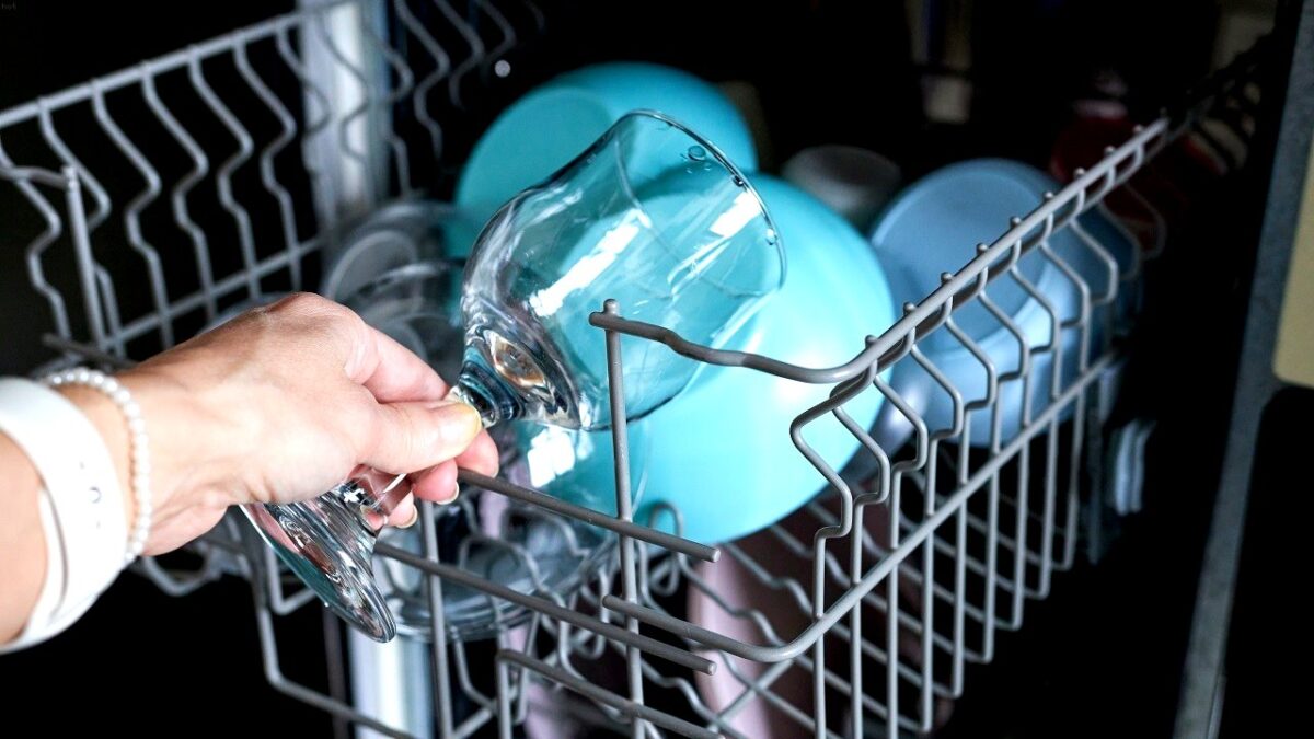 hotel-waag-makkum-vaatwasser-deze-eenvoudige-doektruc-zorgt-voor-droog-servies-na-elke-wasbeurt