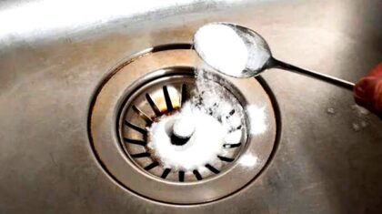 hotel-waag-makkum-verstopte-afvoer-geen-loodgieter-nodig-heet-water-en-een-beetje-van-dit-poeder-vol