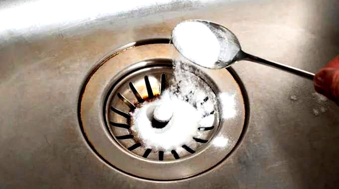 hotel-waag-makkum-verstopte-afvoer-geen-loodgieter-nodig-heet-water-en-een-beetje-van-dit-poeder-vol