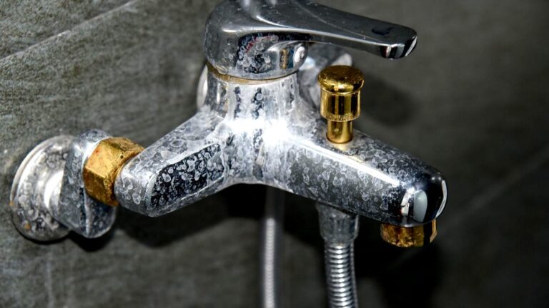 hotel-waag-makkum-ze-maakt-oppervlakken-schoon-zonder-krassen-deze-techniek-uit-luxe-hotels-verwijde