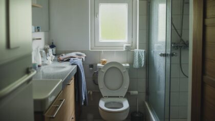 Wat je open laat in de badkamer maakt slechte geuren alleen maar erger