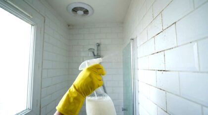 hotel-waag-makkum-met-schimmel-overwoekerde-douche-dit-vergeten-product-redt-ze-in-slechts-10-minute